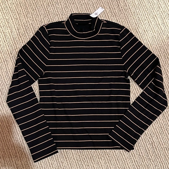 New Black with brown stripe gap mock neck. - Picture 1 of 5